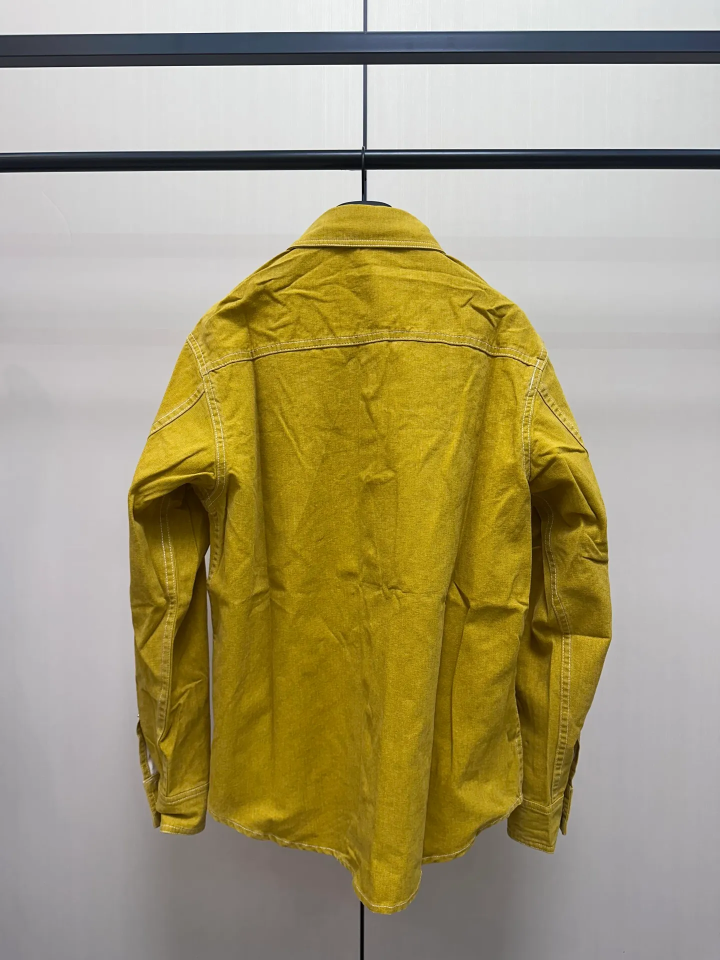 P440 Dior Stone Island joint embroidered denim shirt 24ss new model comes from the AND STONE ISLAND limited series, showing the logo of the joint series. Crafted from yellow cotton, it features the AND STONE ISLAND logo on the chest, highlighting Stone Island's classic star logo with the letter O in the logo. Wear it with or over for a sophisticated and trendy look. Same size for men and women: S/M/L/XL